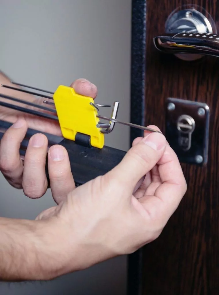 closeup-male-hands-repair-installing-metal-door-lock-with-screwdriver-improved-robbery-protection (1)