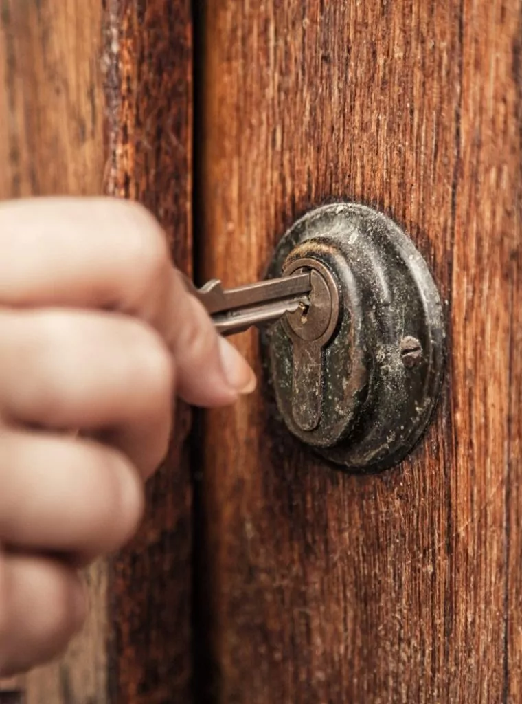 cropped-hand-woman-unlocking-door (1)