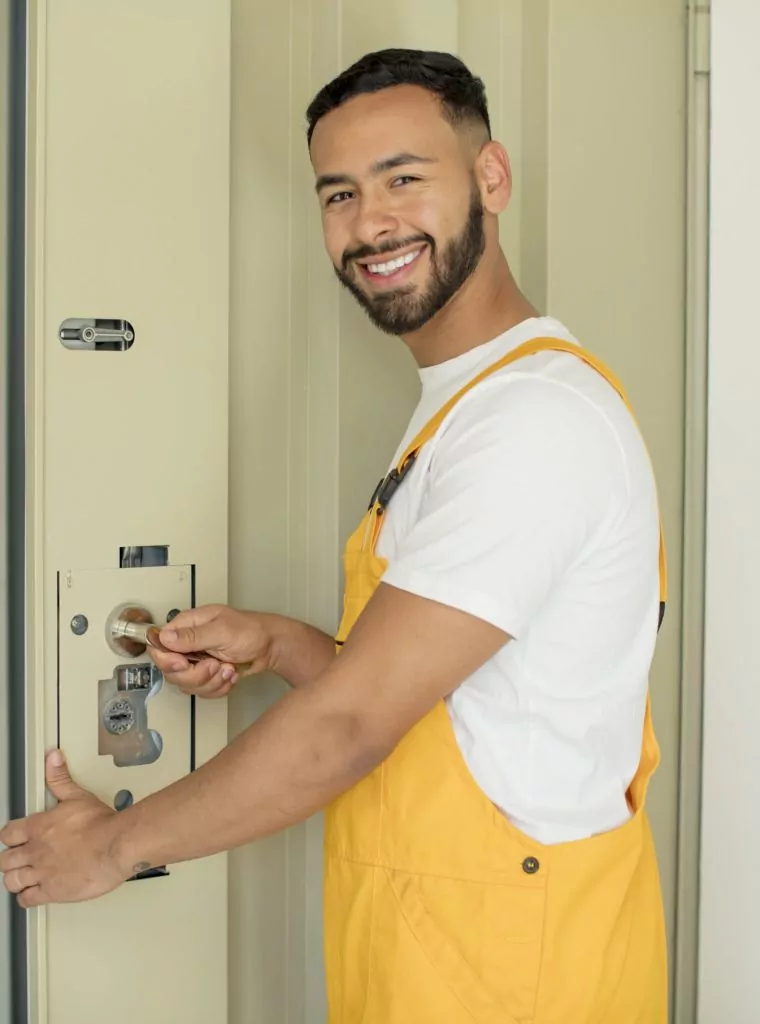 Ein professioneller Mitarbeiter vom Schlüsseldienst Düsseldorf bei der Arbeit an einem Türschloss.